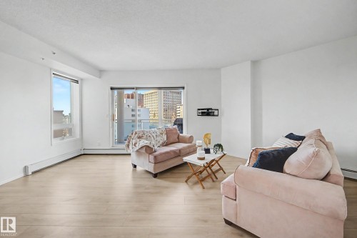 605 10504 99 Avenue, Edmonton, AB - Indoor Photo Showing Living Room