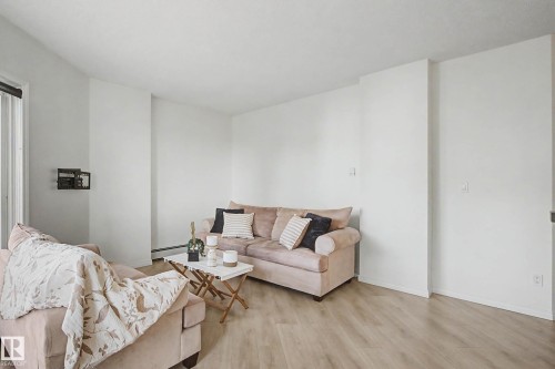 605 10504 99 Avenue, Edmonton, AB - Indoor Photo Showing Living Room