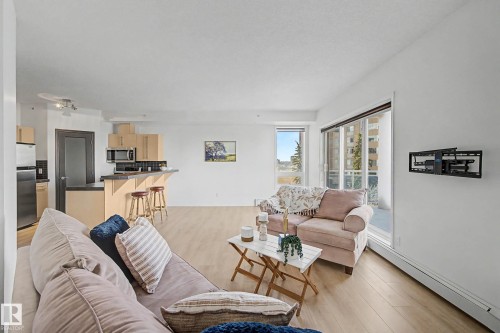605 10504 99 Avenue, Edmonton, AB - Indoor Photo Showing Living Room