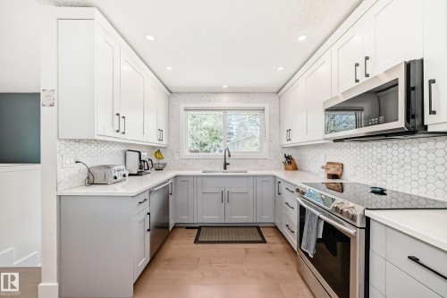 30 Sunnyside Crescent, St. Albert, AB - Indoor Photo Showing Kitchen With Upgraded Kitchen
