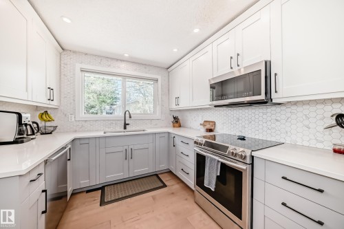 30 Sunnyside Crescent, St. Albert, AB - Indoor Photo Showing Kitchen With Upgraded Kitchen