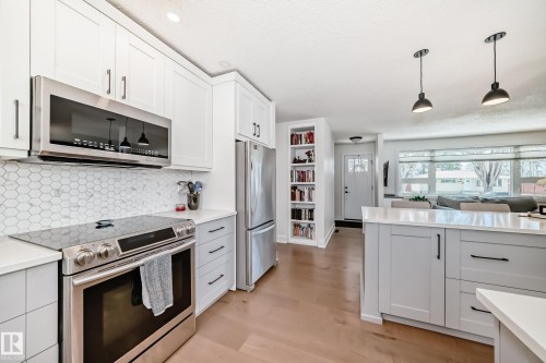 30 Sunnyside Crescent, St. Albert, AB - Indoor Photo Showing Kitchen With Upgraded Kitchen
