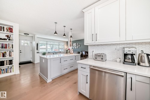 30 Sunnyside Crescent, St. Albert, AB - Indoor Photo Showing Kitchen With Upgraded Kitchen