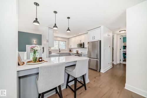 30 Sunnyside Crescent, St. Albert, AB - Indoor Photo Showing Kitchen With Upgraded Kitchen