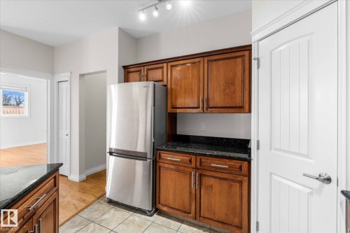110 5211 50 Street, Stony Plain, AB - Indoor Photo Showing Kitchen