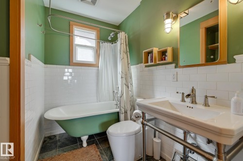 10038 88 Avenue, Edmonton, AB - Indoor Photo Showing Bathroom