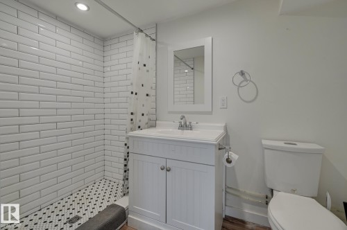 10038 88 Avenue, Edmonton, AB - Indoor Photo Showing Bathroom