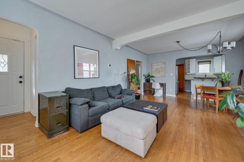 10038 88 Avenue, Edmonton, AB - Indoor Photo Showing Living Room