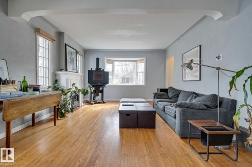 10038 88 Avenue, Edmonton, AB - Indoor Photo Showing Living Room