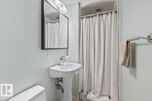 8944 146A Street, Edmonton, AB - Indoor Photo Showing Bathroom