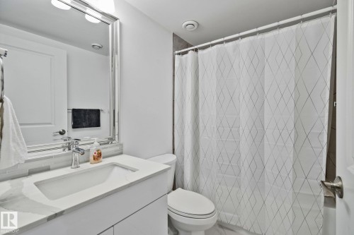 9855 79 Avenue, Edmonton, AB - Indoor Photo Showing Bathroom