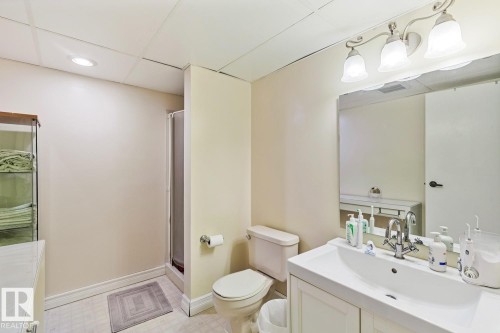 7531 137A Avenue, Edmonton, AB - Indoor Photo Showing Bathroom