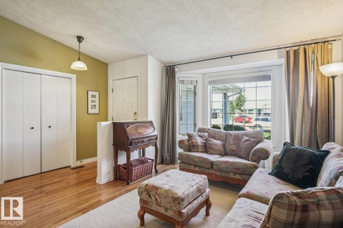 7531 137A Avenue, Edmonton, AB - Indoor Photo Showing Living Room