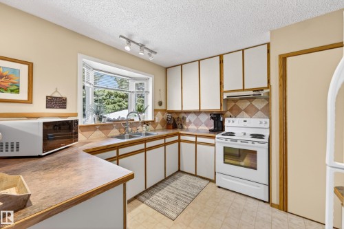 70 Flagstone Crescent, St. Albert, AB - Indoor Photo Showing Kitchen With Double Sink