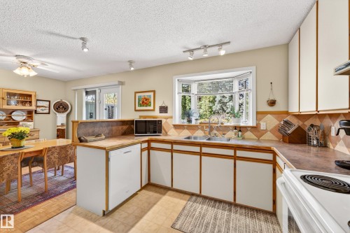 70 Flagstone Crescent, St. Albert, AB - Indoor Photo Showing Kitchen With Double Sink