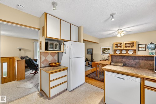 70 Flagstone Crescent, St. Albert, AB - Indoor Photo Showing Kitchen