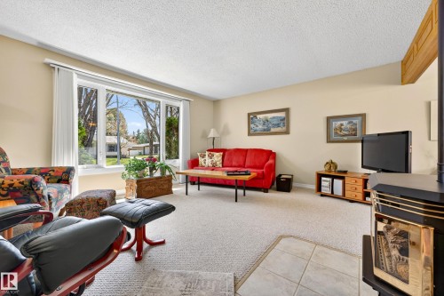 70 Flagstone Crescent, St. Albert, AB - Indoor Photo Showing Living Room