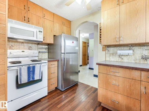 34 Camelot Avenue, Leduc, AB - Indoor Photo Showing Kitchen