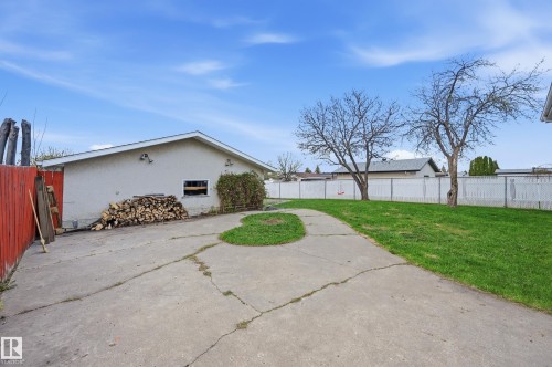 Expansive concrete driveway with a central grass island - 13903 87 Street, Edmonton, AB - Outdoor