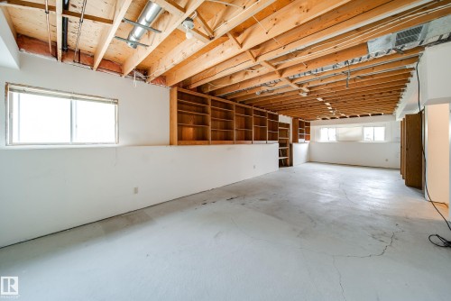 1030 106 Street, Edmonton, AB - Indoor Photo Showing Garage