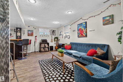 6402 106 Street Nw, Edmonton, AB - Indoor Photo Showing Living Room