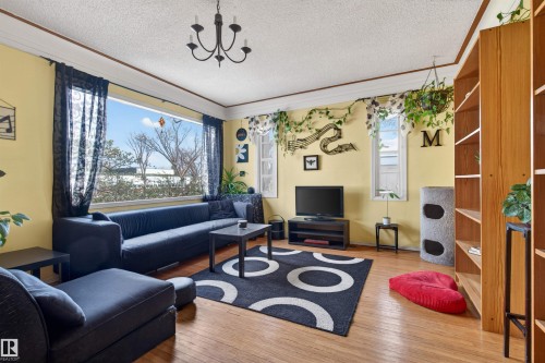 6402 106 Street Nw, Edmonton, AB - Indoor Photo Showing Living Room