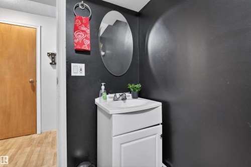 6402 106 Street Nw, Edmonton, AB - Indoor Photo Showing Bathroom