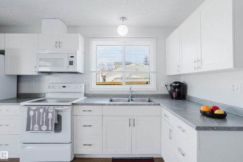 6 Kiniski Crescent, Edmonton, AB - Indoor Photo Showing Kitchen With Double Sink