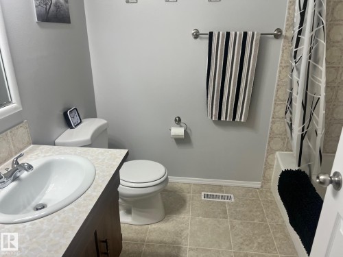 6 Kiniski Crescent, Edmonton, AB - Indoor Photo Showing Bathroom