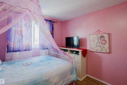 6 Kiniski Crescent, Edmonton, AB - Indoor Photo Showing Bedroom