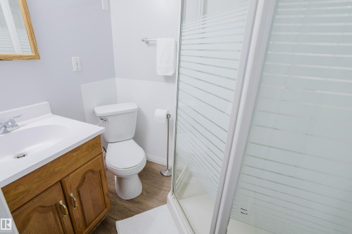 6 Kiniski Crescent, Edmonton, AB - Indoor Photo Showing Bathroom