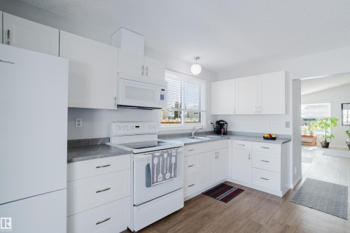 6 Kiniski Crescent, Edmonton, AB - Indoor Photo Showing Kitchen