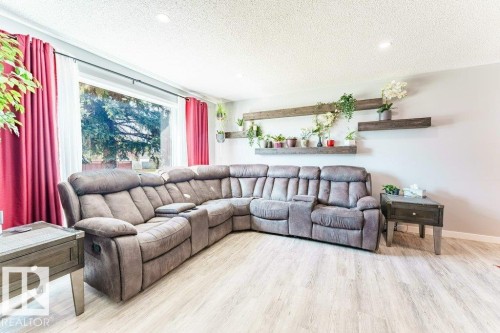 7012 44 Avenue, Edmonton, AB - Indoor Photo Showing Living Room