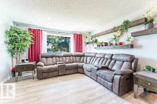 7012 44 Avenue, Edmonton, AB - Indoor Photo Showing Living Room