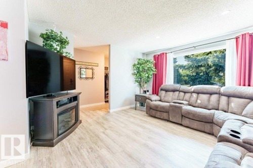 7012 44 Avenue, Edmonton, AB - Indoor Photo Showing Living Room
