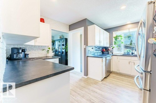 7012 44 Avenue, Edmonton, AB - Indoor Photo Showing Kitchen