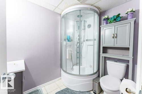 7012 44 Avenue, Edmonton, AB - Indoor Photo Showing Bathroom