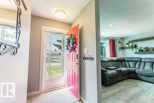 7012 44 Avenue, Edmonton, AB - Indoor Photo Showing Living Room