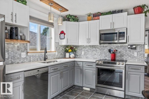62 La Costa Fairway Close, Stony Plain, AB - Indoor Photo Showing Kitchen With Double Sink With Upgraded Kitchen