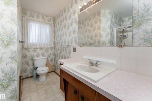 3711 118 Street, Edmonton, AB - Indoor Photo Showing Bathroom