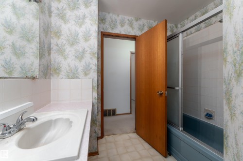 3711 118 Street, Edmonton, AB - Indoor Photo Showing Bathroom