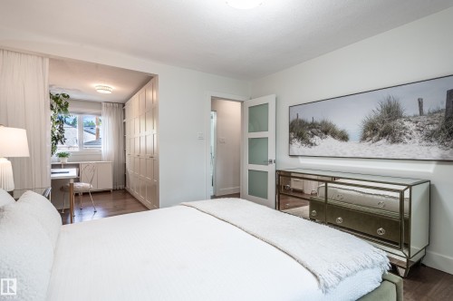 Hardwood-style flooring throughout, with a recessed window featuring a built-in desk area - 14604 92A Avenue, Edmonton, AB - Indoor Photo Showing Bedroom