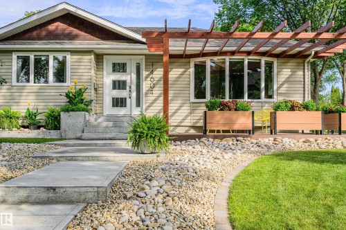 Light-toned siding exterior with a dark brown gable accent - 14604 92A Avenue, Edmonton, AB - Outdoor With Facade