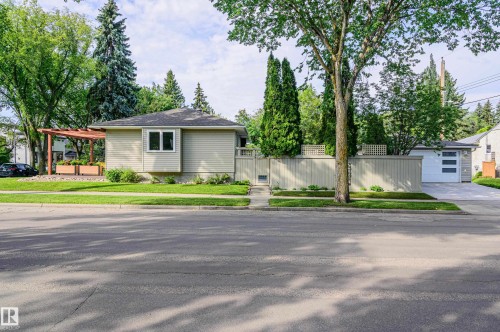 Single-story residence featuring light-toned horizontal siding, a bay window, and a dark shingle roof - 14604 92A Avenue, Edmonton, AB - Outdoor