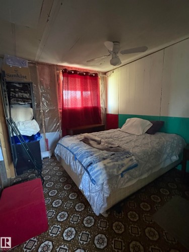 115 2Nd Street E, Derwent, AB - Indoor Photo Showing Bedroom
