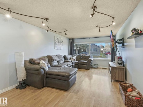 429 Westview Close, Edmonton, AB - Indoor Photo Showing Other Room