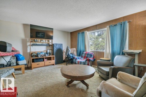 4409 42B Avenue, Leduc, AB - Indoor Photo Showing Living Room