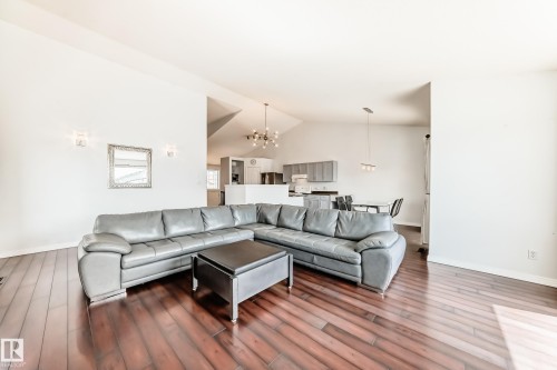 4823 147 Avenue, Edmonton, AB - Indoor Photo Showing Living Room