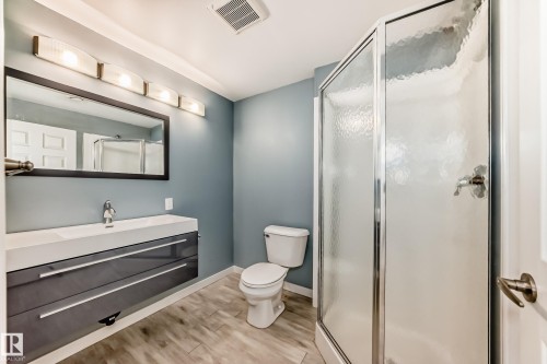 4823 147 Avenue, Edmonton, AB - Indoor Photo Showing Bathroom