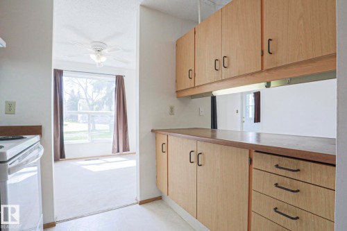 101 60 Alpine Place, St. Albert, AB - Indoor Photo Showing Kitchen